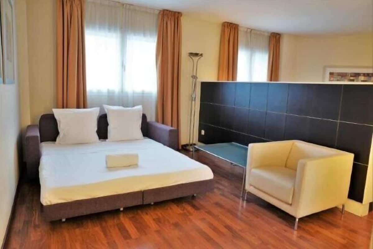1 bedroom, down duvets, minibar, desk