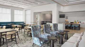 Desayuno completo (USD 15 por persona)