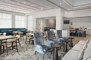 Petit déjeuner complet (15 USD par personne)