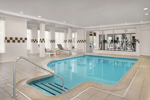 Una piscina techada, sillones reclinables de piscina