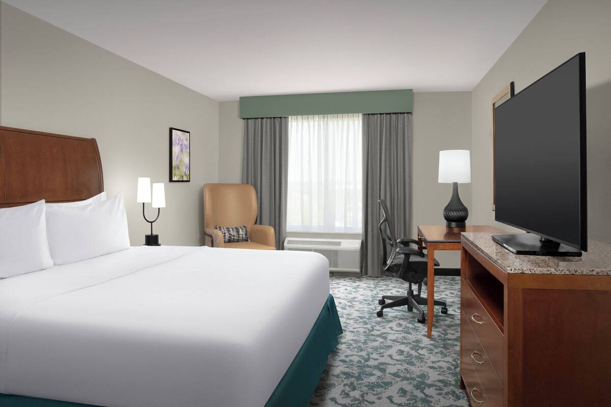 In-room safe, desk, iron/ironing board, rollaway beds (surcharge)