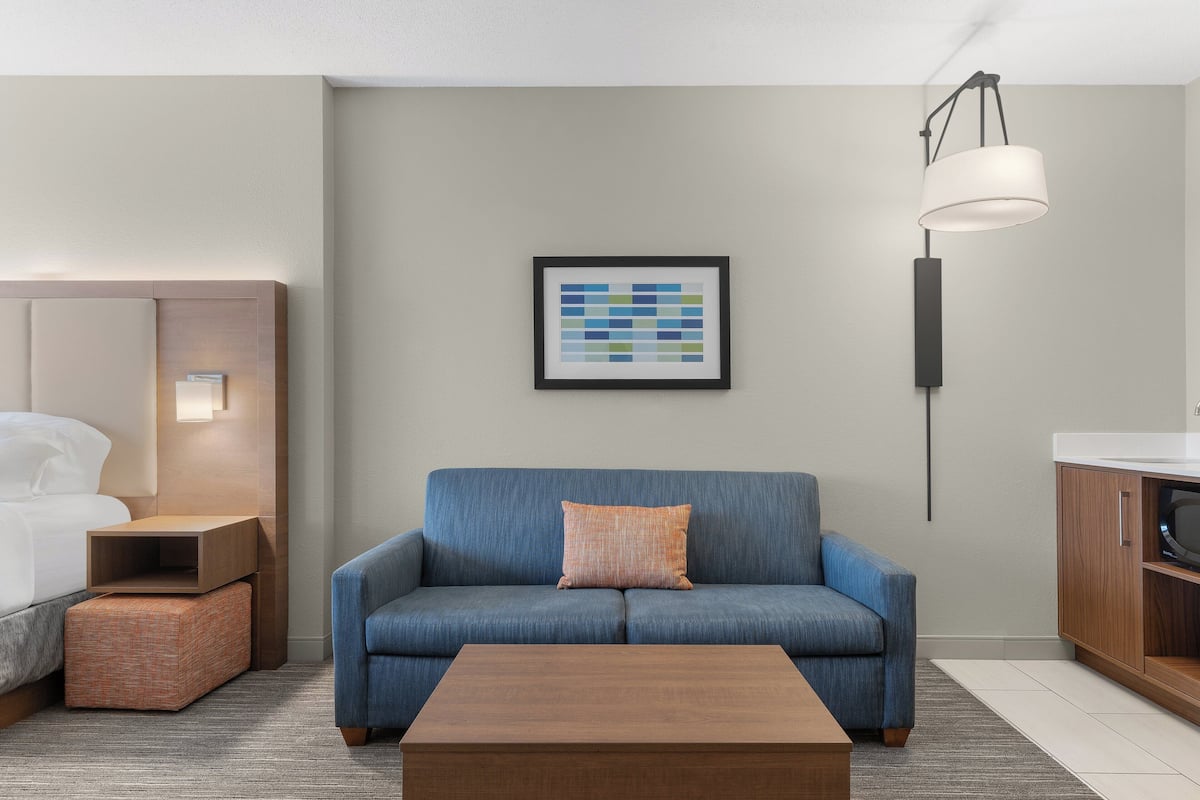 Hypo-allergenic bedding, in-room safe, desk, blackout drapes