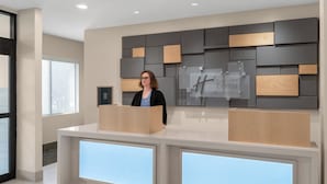 Ein Empfangsschalter mit modernem Design, mit einem Schild, auf dem 'Holiday Inn Express & Suites' steht.