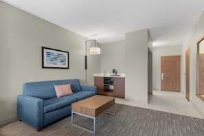 Suite, 1 King Bed with Sofa bed | Hypo-allergenic bedding, in-room safe, desk, blackout drapes - Holiday Inn Express Coralville by IHG (Coralville)