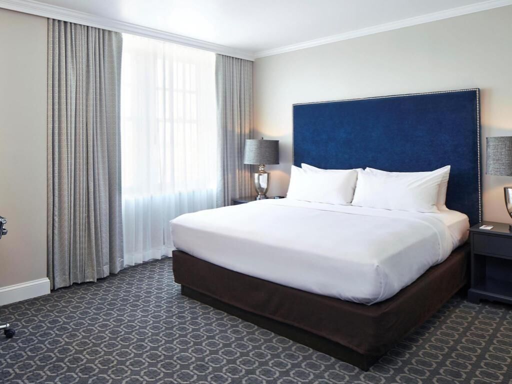 Ropa de cama hipoalergénica y caja de seguridad en la habitación 