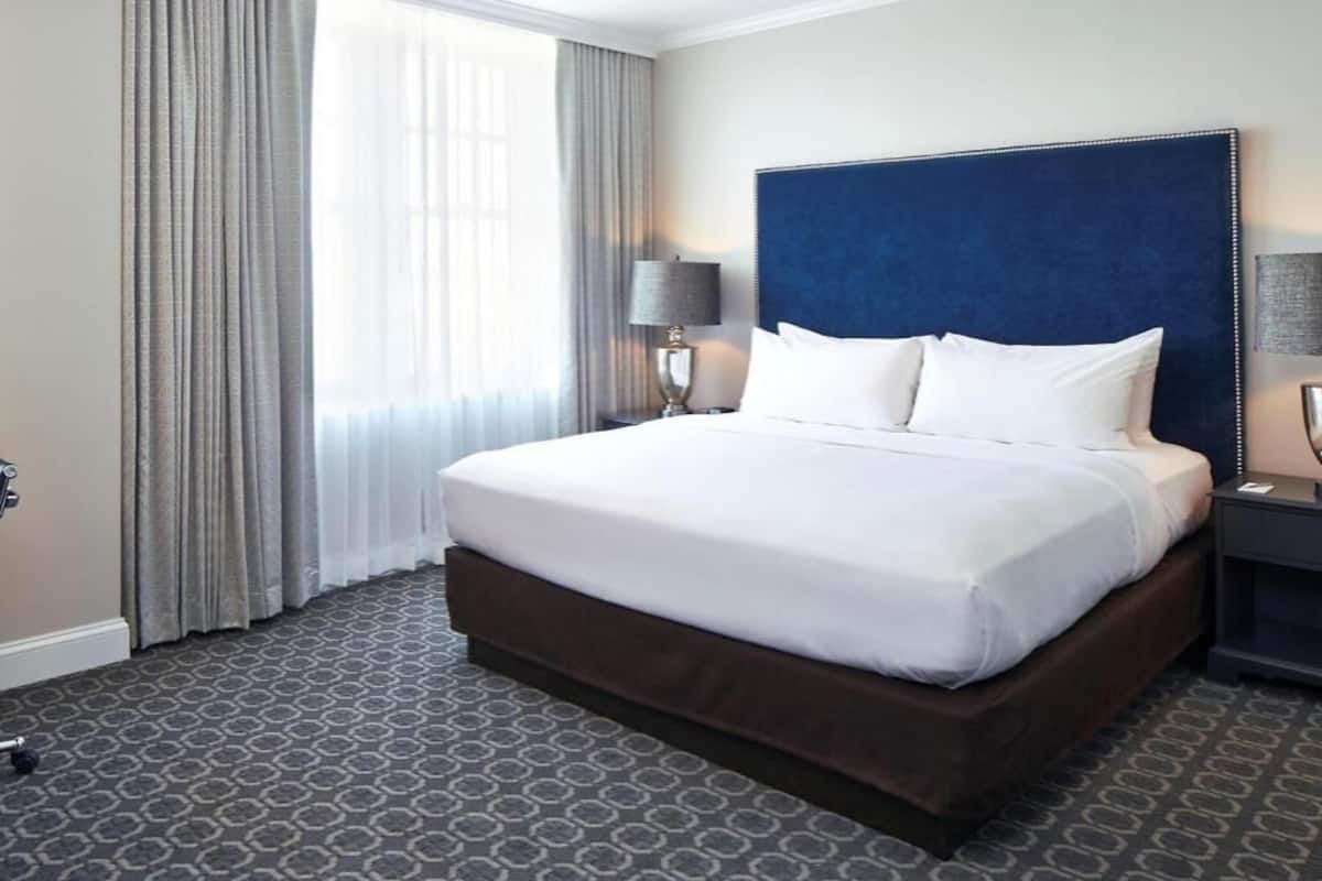 Ropa de cama hipoalergénica y caja de seguridad en la habitación