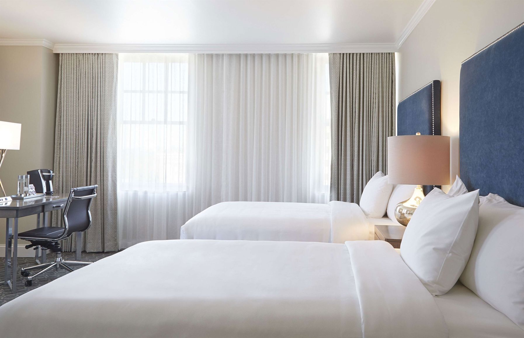 Ropa de cama hipoalergénica y caja de seguridad en la habitación 