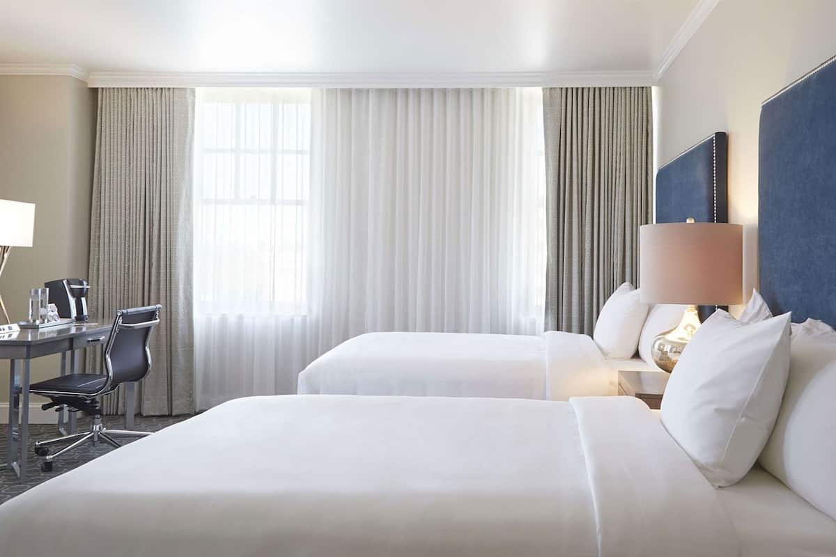 Ropa de cama hipoalergénica y caja de seguridad en la habitación