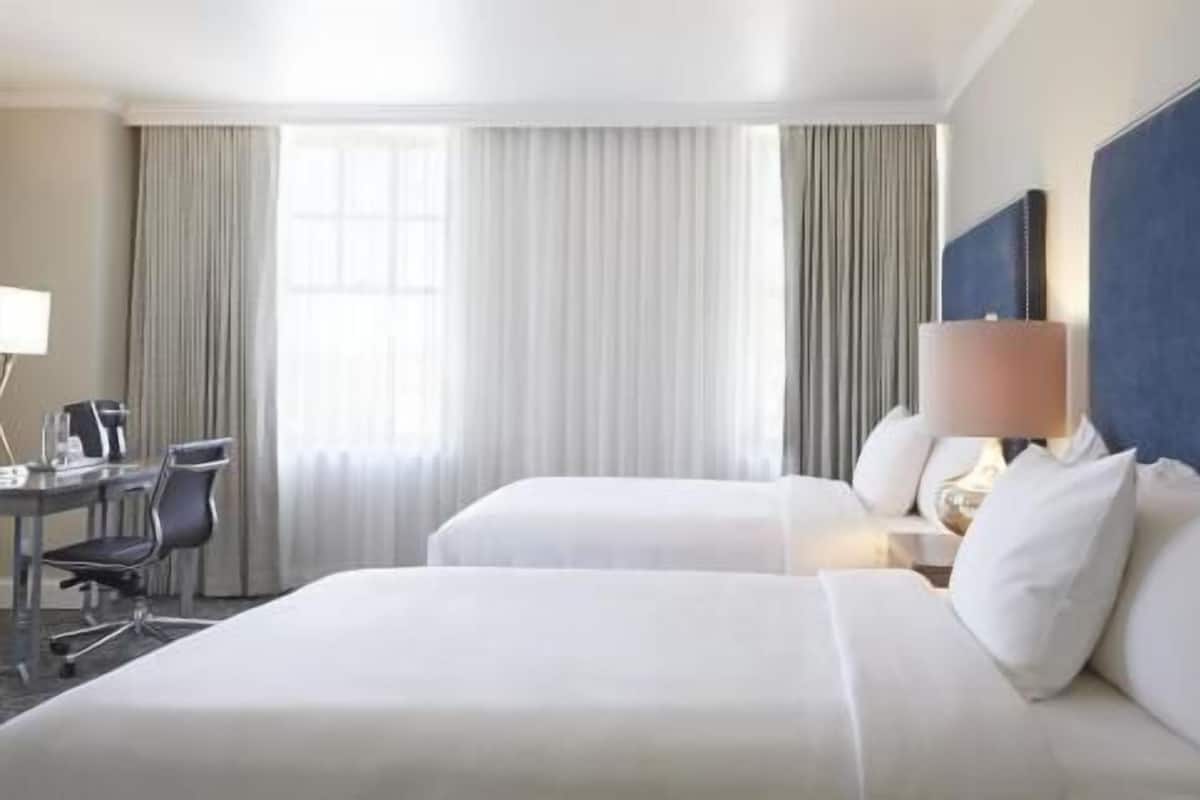 Ropa de cama hipoalergénica y caja de seguridad en la habitación