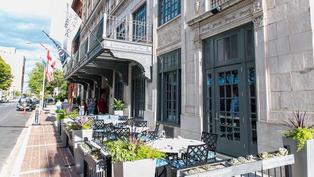 A historic building with a balcony and outdoor seating area. - Redmont Hotel Birmingham, Curio Collection by Hilton (Birmingham)