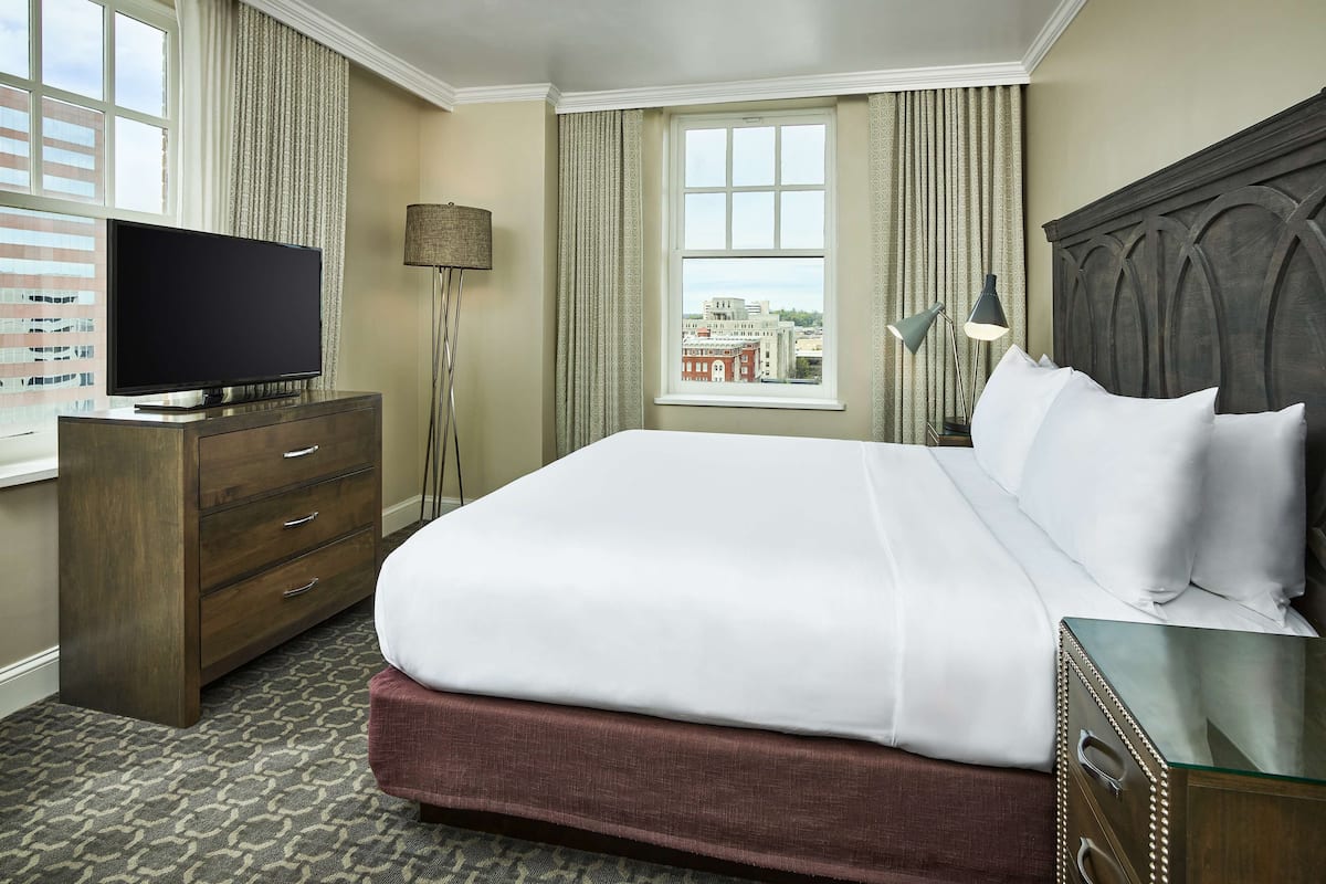 presidential suite, 1 king bed | hypo-allergenic bedding, in-room safe, desk, laptop workspace