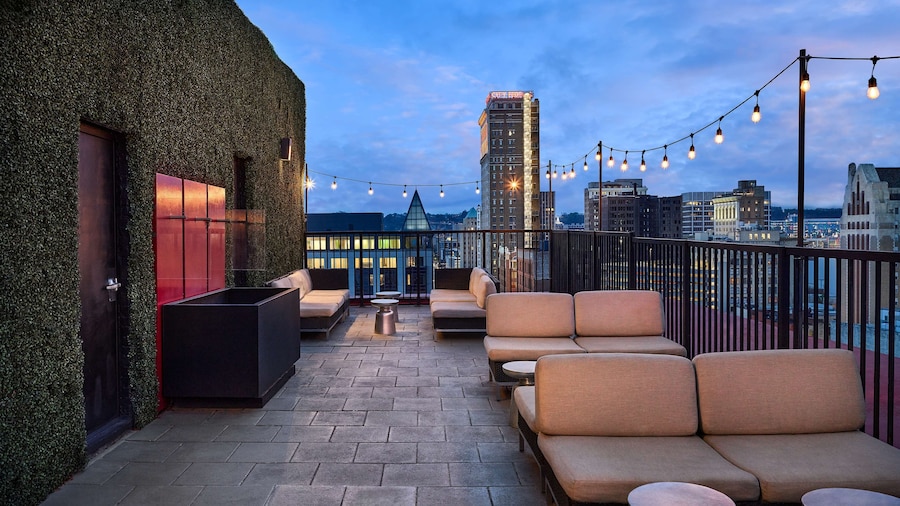 Redmont Hotel Birmingham, Curio Collection by Hilton