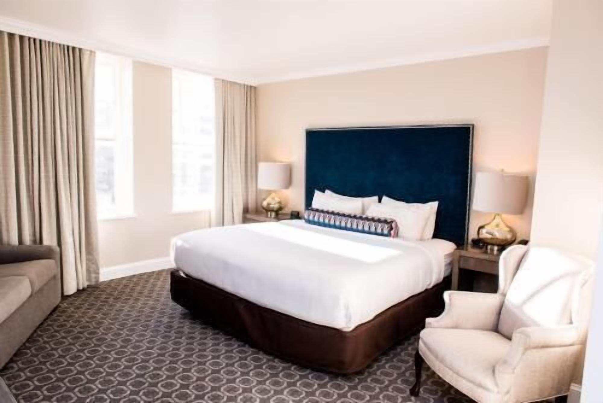 Ropa de cama hipoalergénica y caja de seguridad en la habitación 