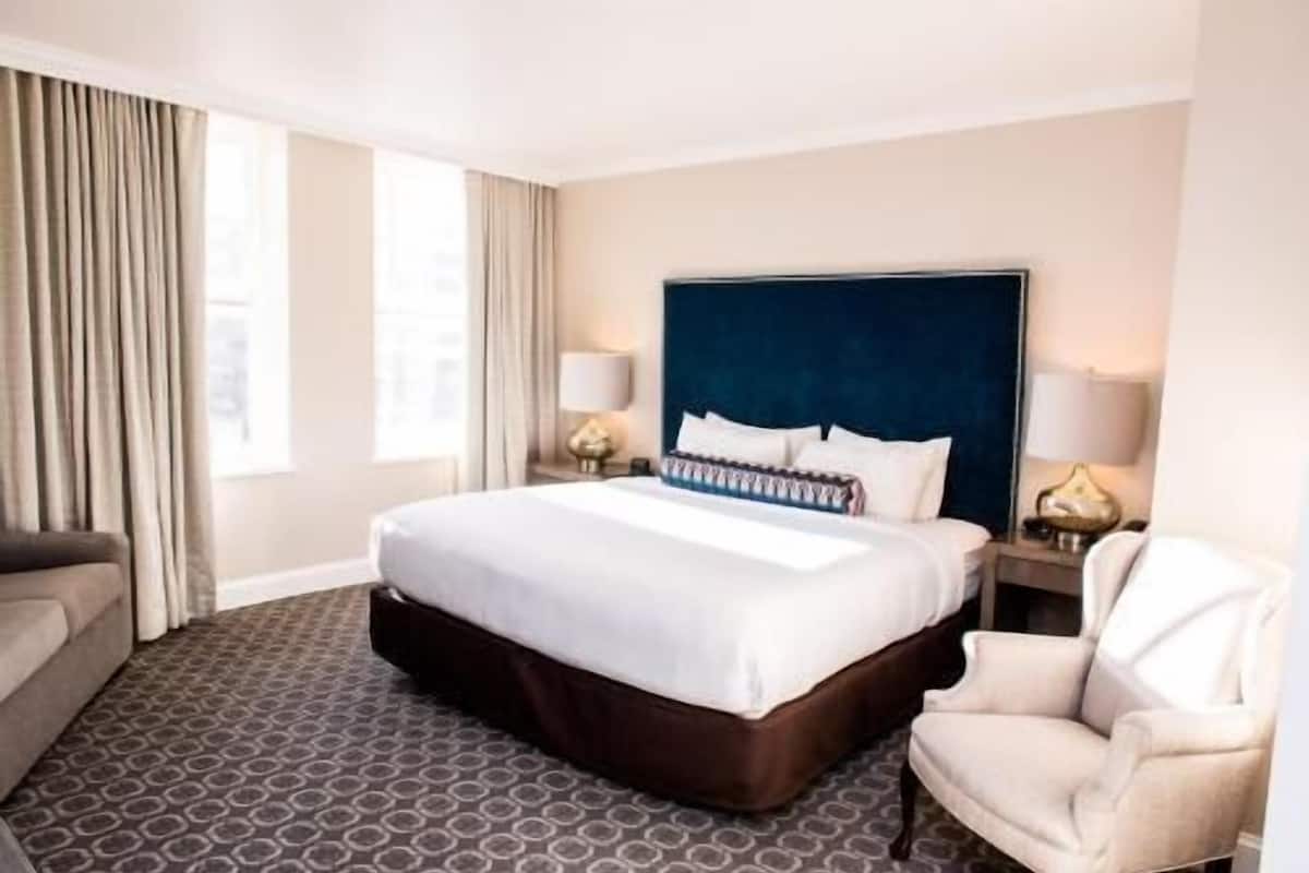 Ropa de cama hipoalergénica y caja de seguridad en la habitación