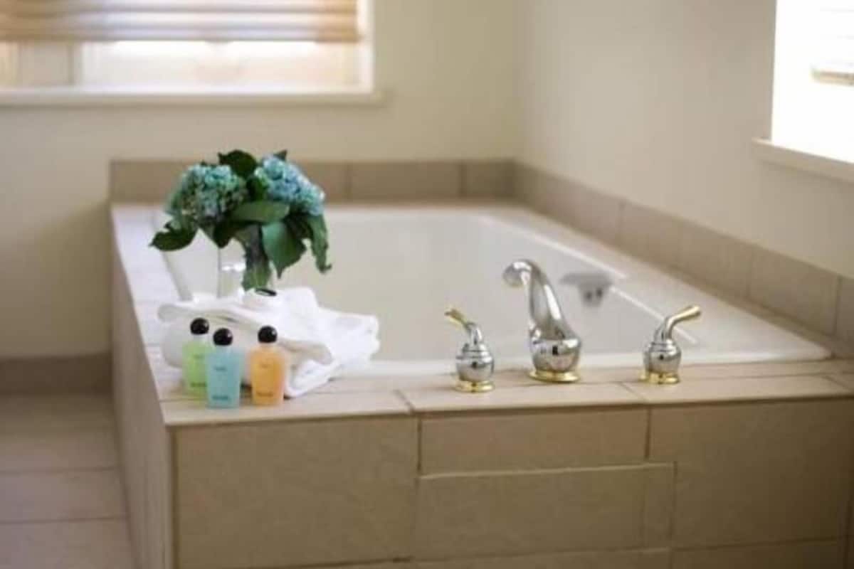 Baño | Tina con regadera, amenidades de baño gratuitas, secadora de cabello