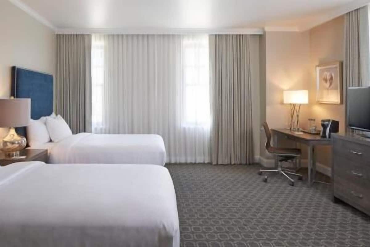 Ropa de cama hipoalergénica y caja de seguridad en la habitación