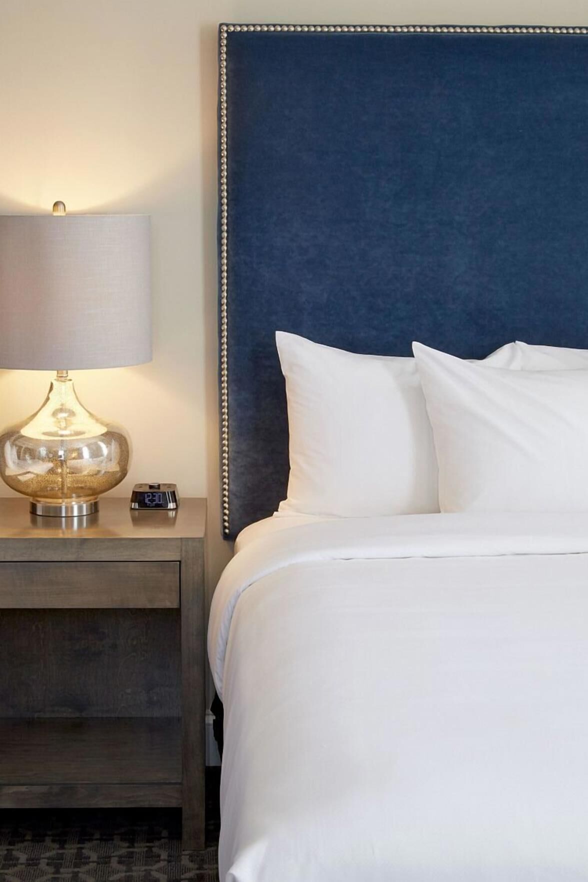 Ropa de cama hipoalergénica y caja de seguridad en la habitación 