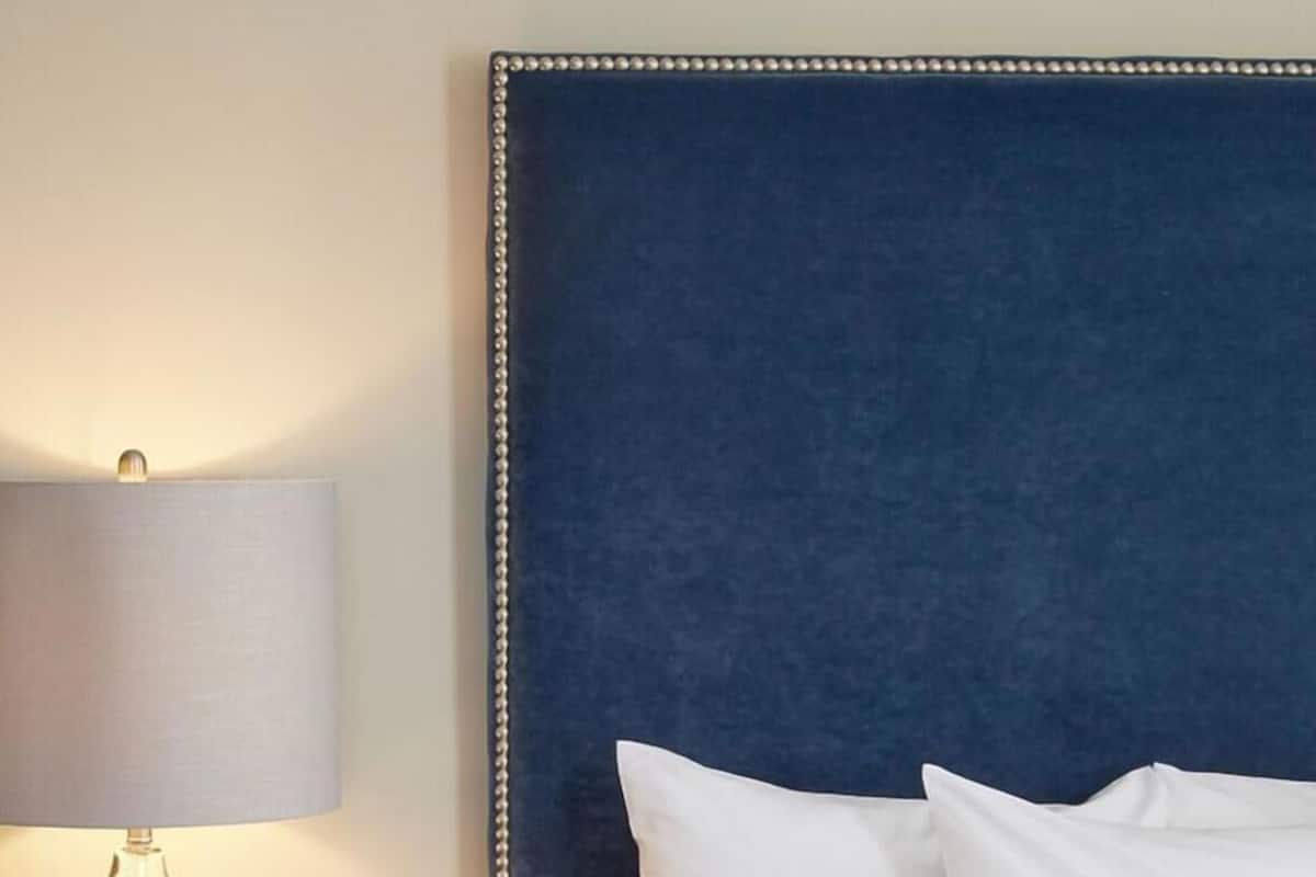 Ropa de cama hipoalergénica y caja de seguridad en la habitación