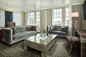 Presidentiële suite, 1 kingsize bed | Woonruimte | Een 40-inch televisie met kabelzenders