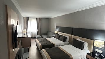 Family Quadruple Room, No View | Minibar, Zimmersafe, Schreibtisch, schallisolierte Zimmer