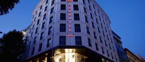 Un hotel de varios pisos con un llamativo letrero que dice 'Darkhill Hotel'.