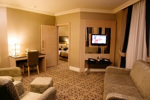 Sviitti | Minibaari, tallelokero huoneessa, työpöytä, äänieristys