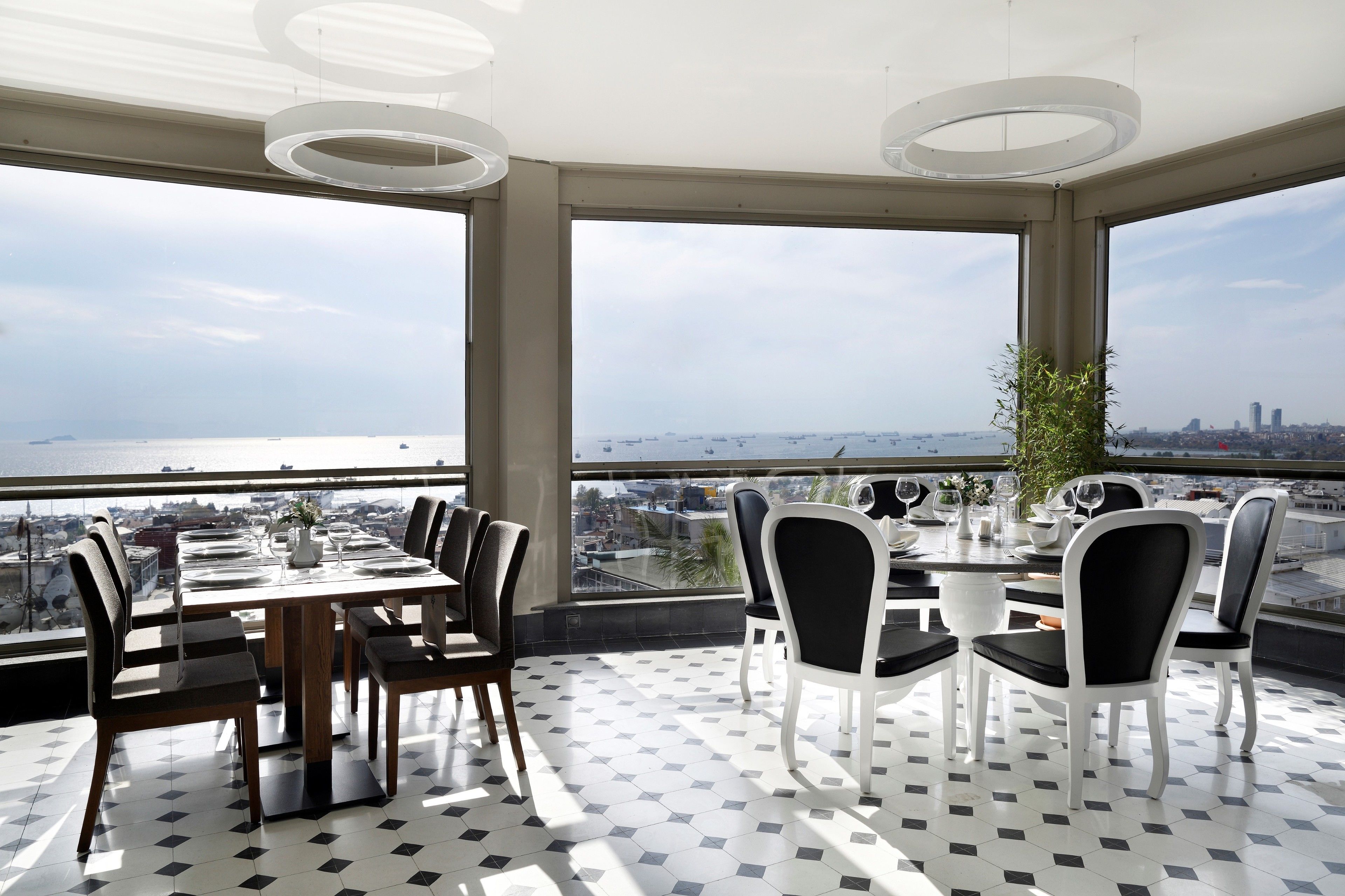 حيث تُقدم وجبات الإفطار، الغداء، الأطباق التركية، إطلالات على المحيط