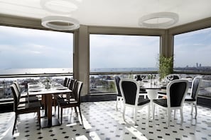 Café da manhã, almoço e jantar; culinária turca, vistas para o mar