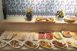 Free daily buffet breakfast 