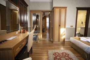 Family Connecting Room | Minibar, in-room safe, blackout curtains, soundproofing