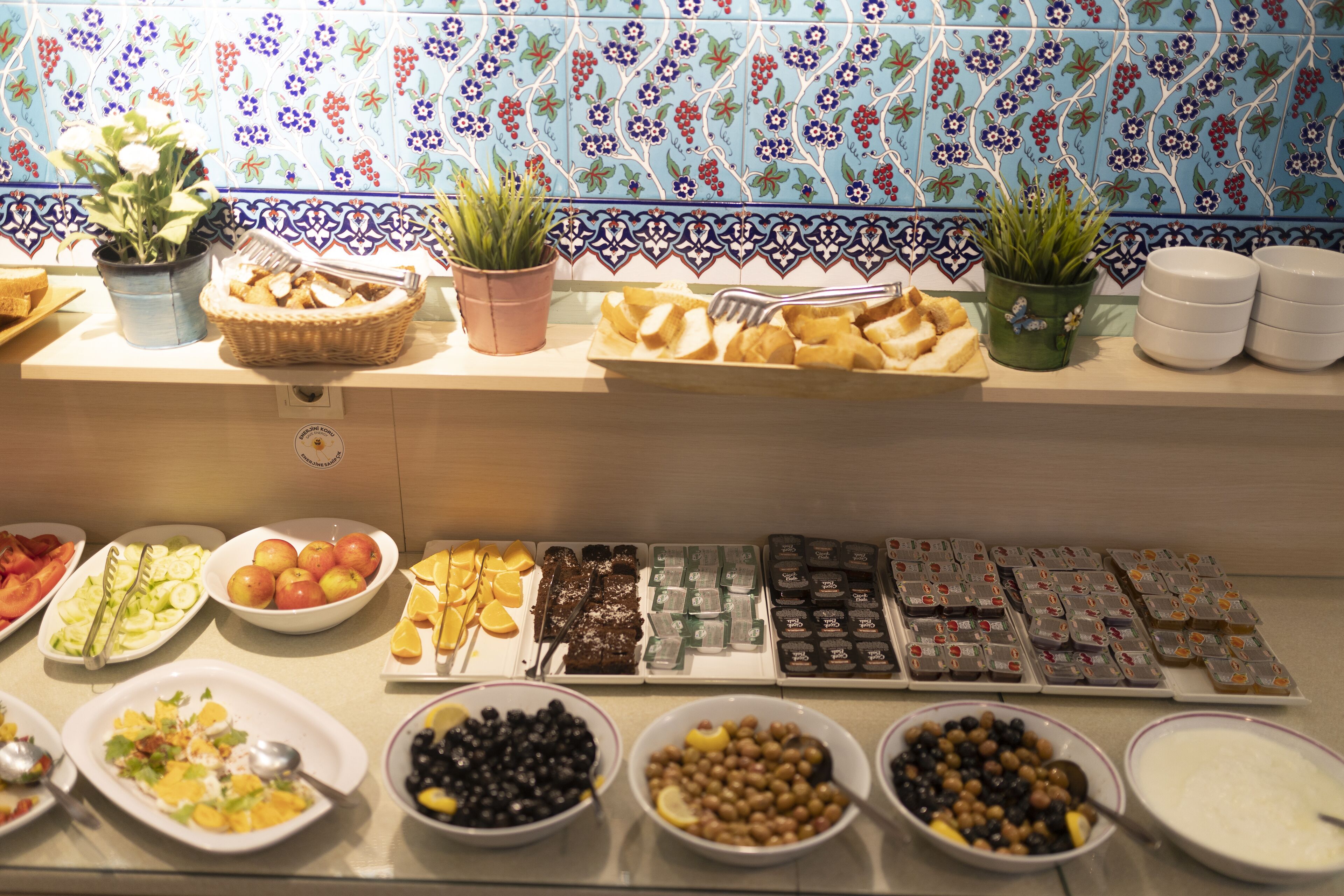 Un buffet proposant une variété de plats et agrémenté d’un panneau décoratif.