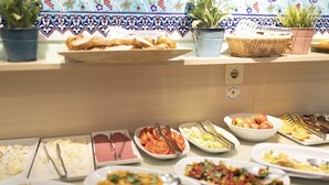 بوفيه فطور مجانًا يوميًا