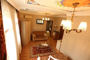 2 bedrooms, minibar, in-room safe, blackout curtains