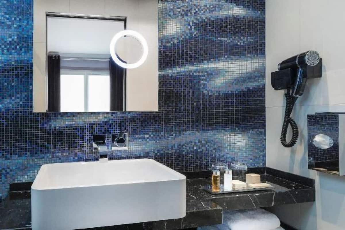 Bathroom | Free toiletries, hair dryer, slippers, towels