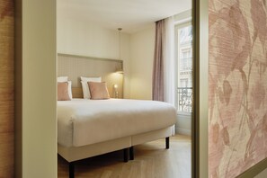 Quarto casal | Cofres nos quartos, escrivaninha, quartos à prova de som