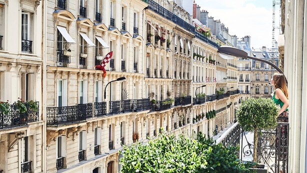 Une rangée de bâtiments historiques dotés de balcons et d’un passage piétonnier.