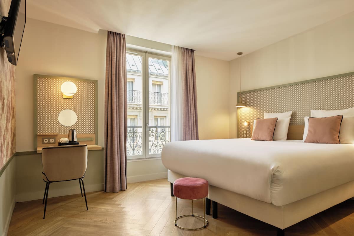 尊榮雙人房 | 客房內保險箱、書桌、隔音、熨斗/熨衣板