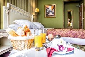 Premium bedding, minibar, in-room safe, desk - Hotel Regence Paris (Paris)