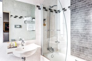 Gratis toiletartikelen, een haardroger, handdoeken