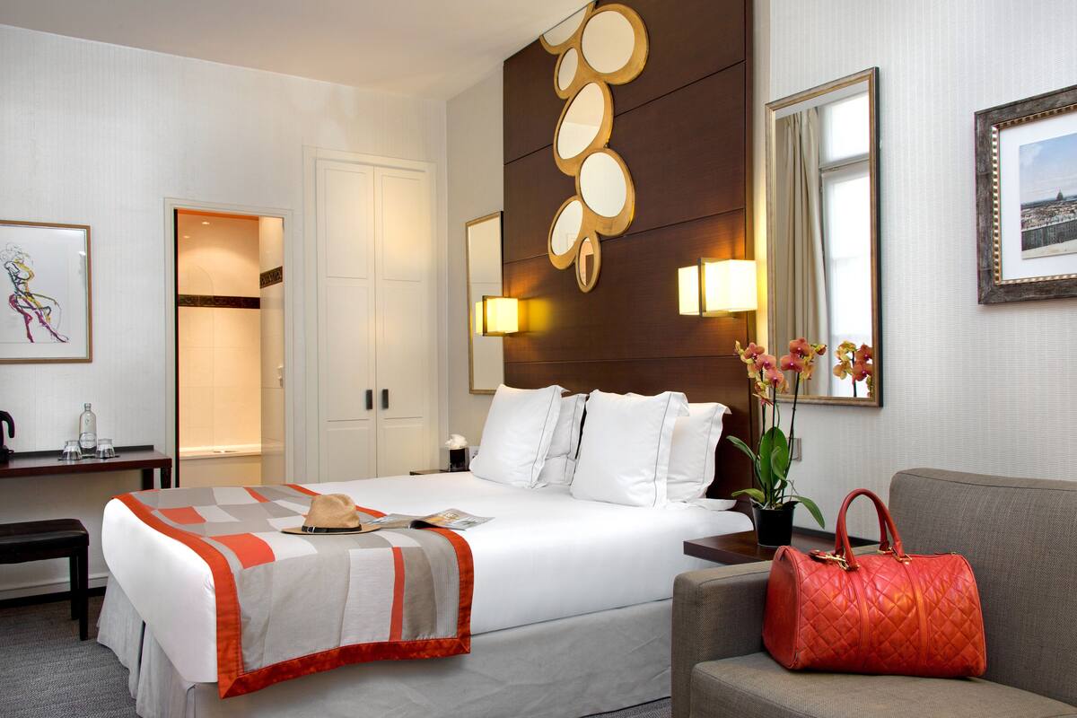 Minibar, coffres-forts dans les chambres, bureau, Wi-Fi gratuit