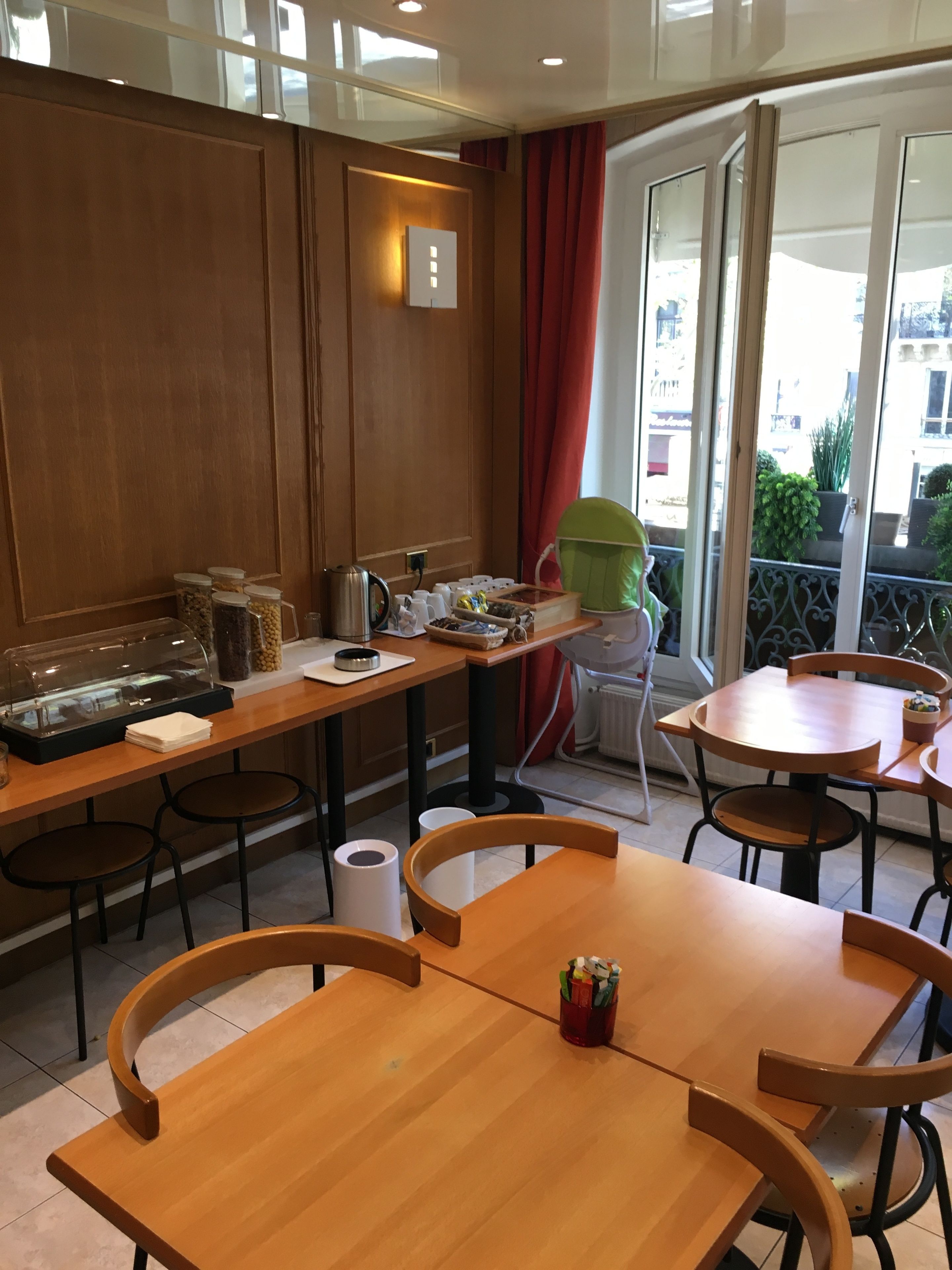 daily continental breakfast (eur 9 per person)
