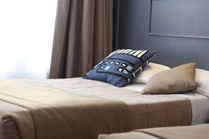 三人房 | 客房內保險箱、書桌、遮光布/窗簾、隔音