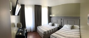 Quadruple Room | In-room safe, desk, blackout drapes, soundproofing