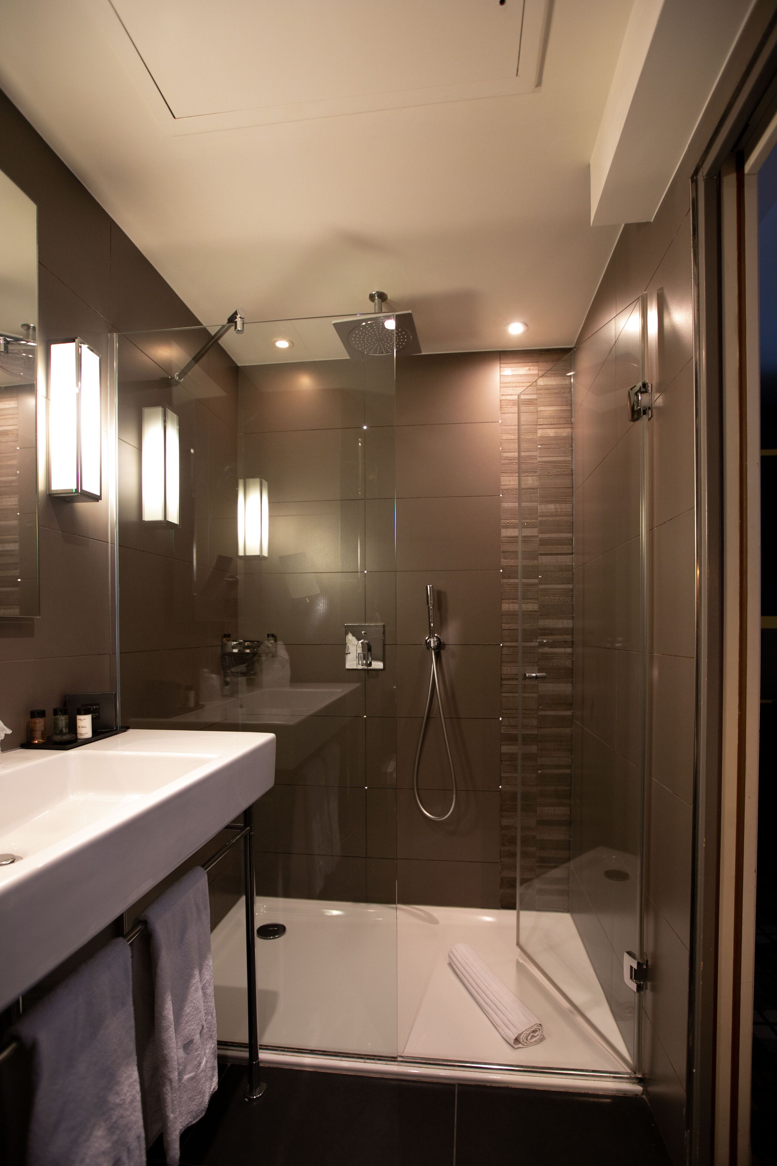 superior double or twin room | bathroom | free toiletries, hair dryer, slippers, towels