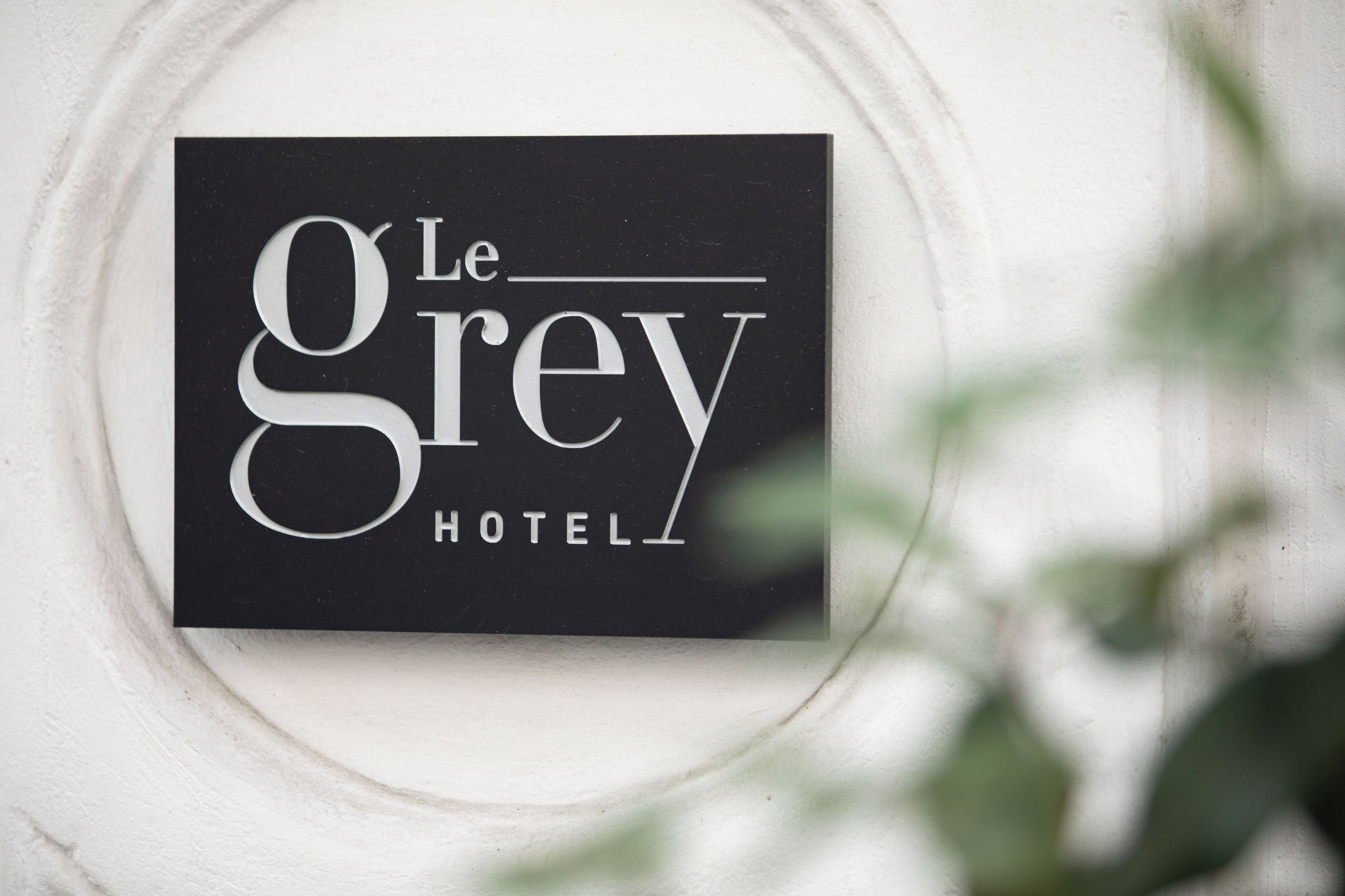 Señal para el Hotel Le Grey, con un diseño moderno y minimalista.