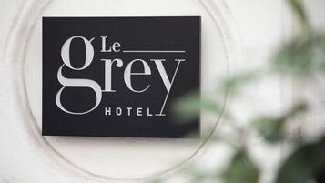 Señal para el Hotel Le Grey, con un diseño moderno y minimalista.