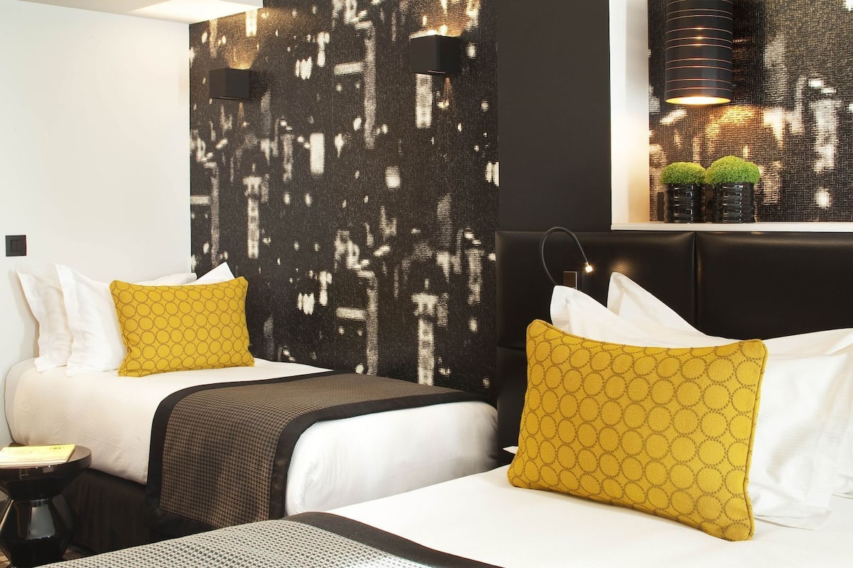 Premium bedding, in-room safe, desk, blackout drapes