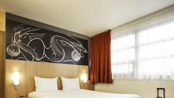 Doppia Standard, 1 letto matrimoniale | Una cassaforte in camera, una scrivania, tende oscuranti