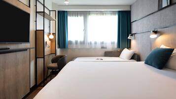 Kamar Triple (1 Double Bed and 1 Single Sofa Bed) | Brankas, meja kerja, tirai kedap cahaya, dan kedap suara