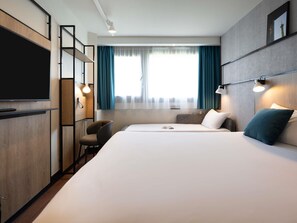 Camera tripla (1 Double Bed and 1 Single Sofa Bed) | Una cassaforte in camera, una scrivania, tende oscuranti